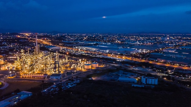 Indústria de refinaria de petróleo à noite