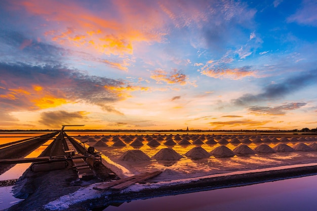 Indústria de sal, pôr do sol em um lago de sal rosa, agricultura de sal do pôr do sol (Naklua) no litoral, Phetchaburi
