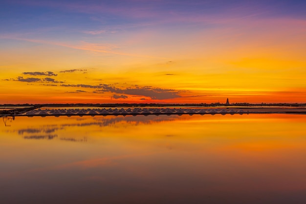 indústria de salpôr do sol em um lago de sal rosaPôr do sol agricultura de sal Naklua no litoral de Phetchaburi