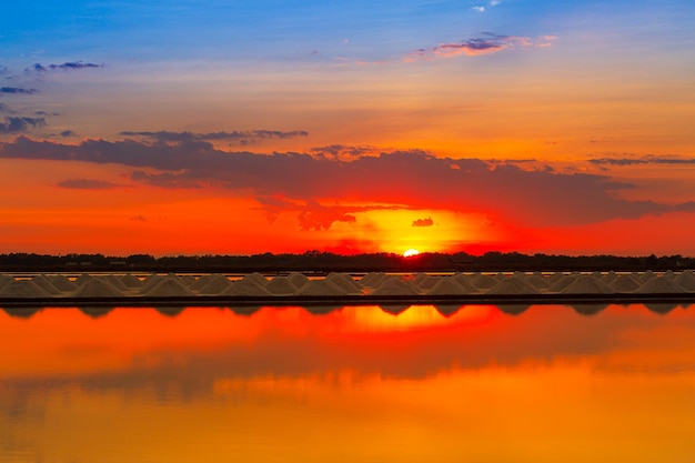 indústria de salpôr do sol em um lago de sal rosaPôr do sol agricultura de sal Naklua no litoral de Phetchaburi