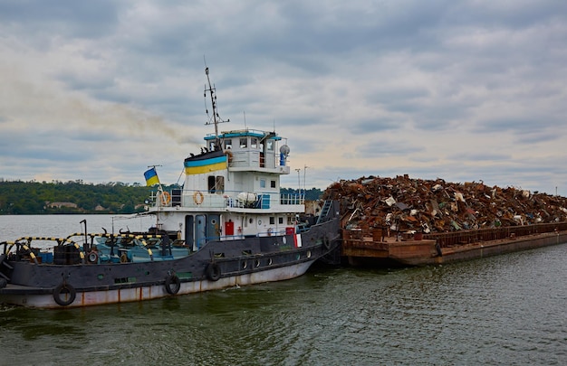 Indústria de transporte Barcaça de navio transporta sucata e areia com cascalho