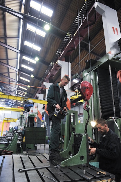 industria de fabricación de personas de ingeniería con grandes equipos informáticos modernos en el salón de la empresa