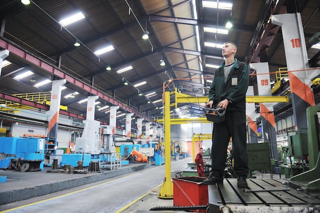 industria de fabricación de personas de ingeniería con grandes equipos informáticos modernos en el salón de la empresa