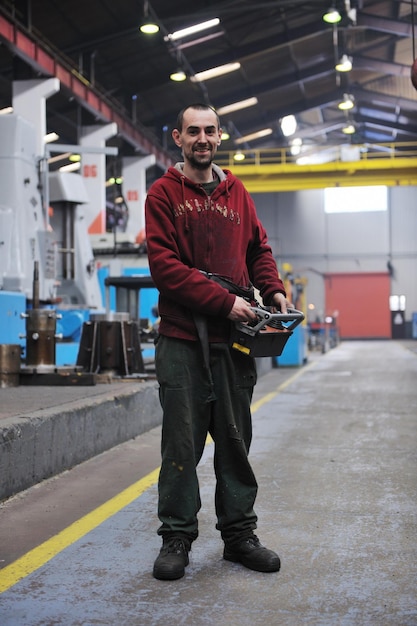 industria de fabricación de personas de ingeniería con grandes equipos informáticos modernos en el salón de la empresa