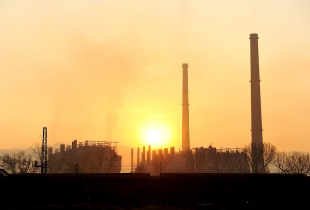 Industria, gran chimenea al atardecer