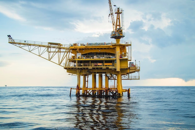 Industria del mar del golfo en alta mar plataforma de perforación producción de petróleo y gas petróleo