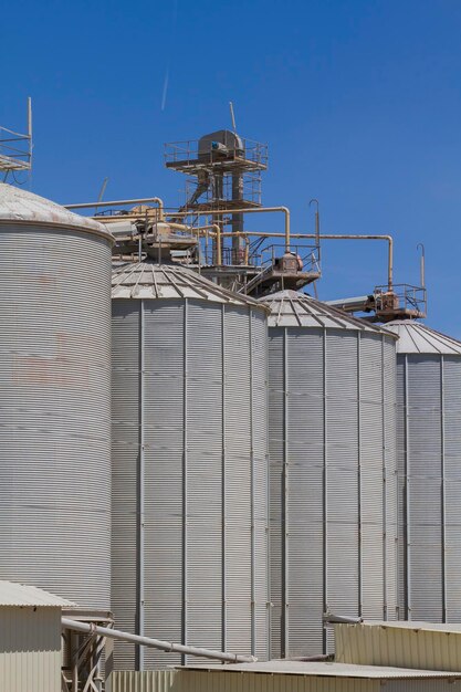 industria moderna y refinería, detalles de tuberías y chimeneas