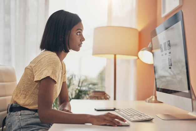 La industria de los negocios desde casa está en auge Foto de una mujer joven que usa una computadora mientras trabaja desde casa