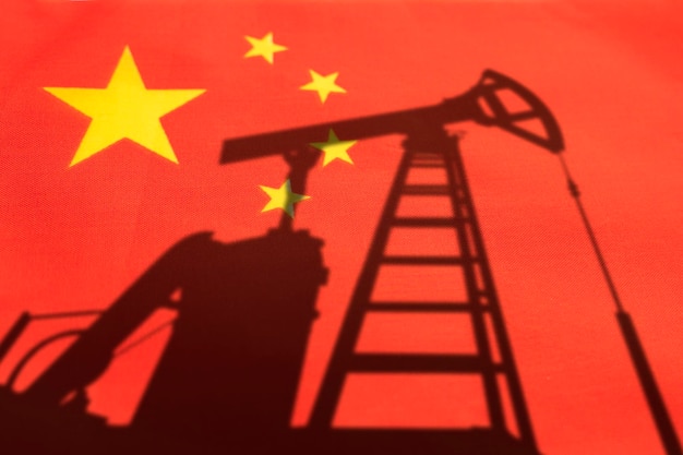 Industria petrolera de china Plataformas petroleras en el fondo de la bandera china Minería y comercio de importación de petróleo en el mercado mundial de combustibles Concepto de industria de combustibles