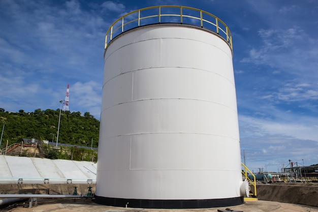 Indústria química com fundo do tanque de armazenamento de combustível azul-celeste