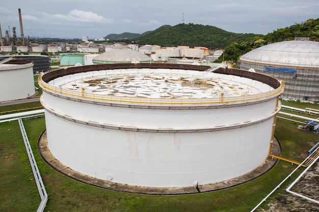 Indústria química com teto flutuante de tanque de armazenamento de combustível.