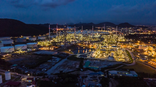 Industria de la refinería de petróleo en la noche.