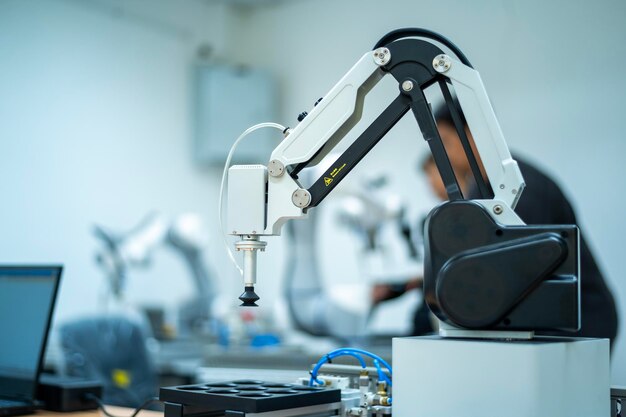 Industria de la robótica Ingeniería de programación y manipulación del brazo de la mano del robot