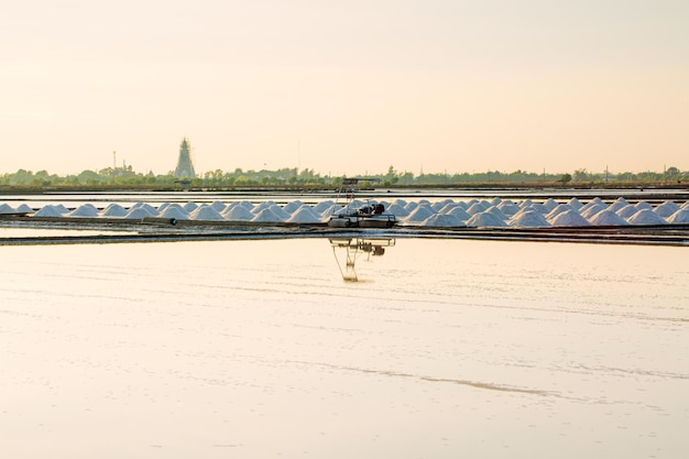 Industria de la sal, puesta de sol en un lago de sal rosa, cultivo de sal al atardecer (Naklua) en la costa, Phetchaburi