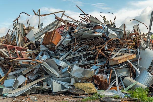 Industria de transformación un montón de chatarra vieja lista para reciclar Reciclaje de chatarra