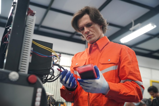 Foto industrie 40 junger ingenieur arbeitet an einem roboterarm