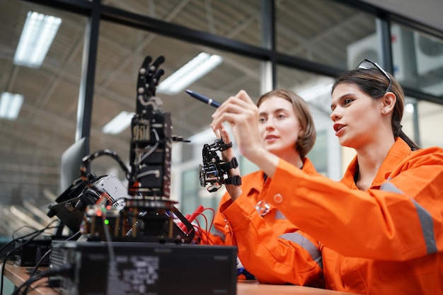Industrie 40 Junger Ingenieur arbeitet an einem Roboterarm