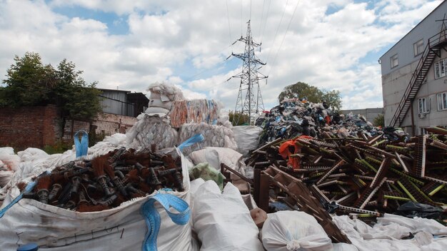 Industrieabfälle - Haufenweise Plastikmüll. Vor dem blauen Himmel liegen haufenweise Plastikmüll