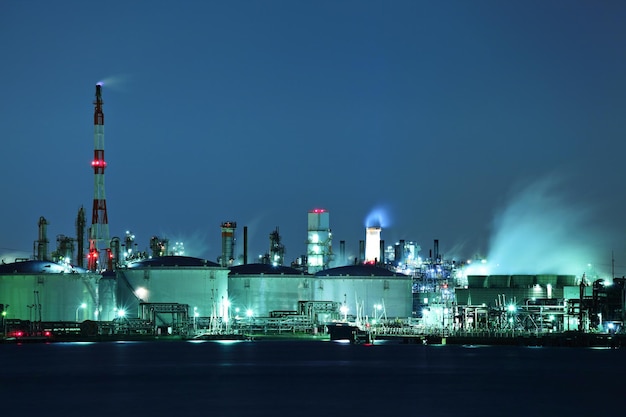 Industrieanlage bei Nacht