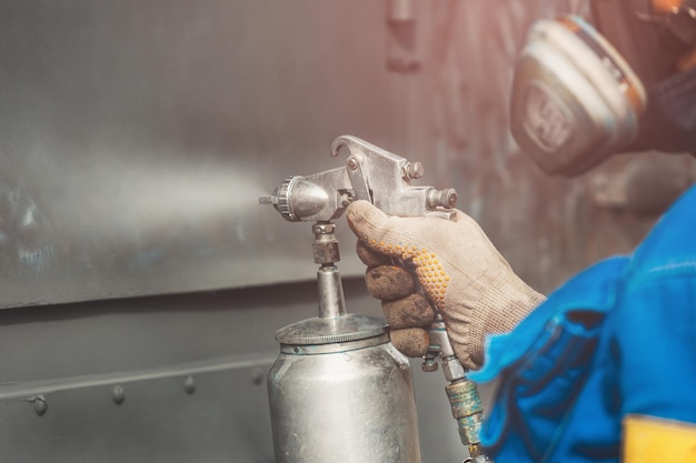 Industriearbeiten Grundieren von Metallprodukten aus der Kompressorpistole