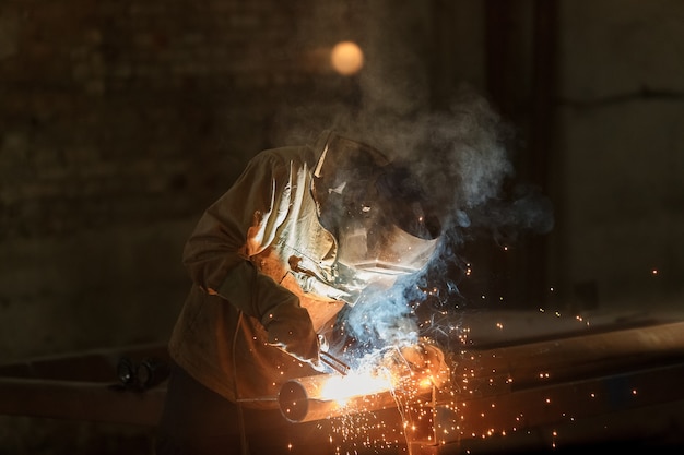 Industriearbeiter bei der Fabrikschweißnahaufnahme.