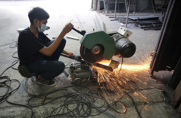 Industriearbeiter, der in der Fabrik arbeitet.