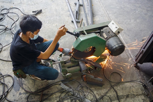 Industriearbeiter in der Fabrik beim Schweißen in der Nähe