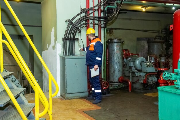 Industriearbeiter in der geheimen Fabrik Arbeiter bei der Arbeit Arbeiter im Arbeitsbereich