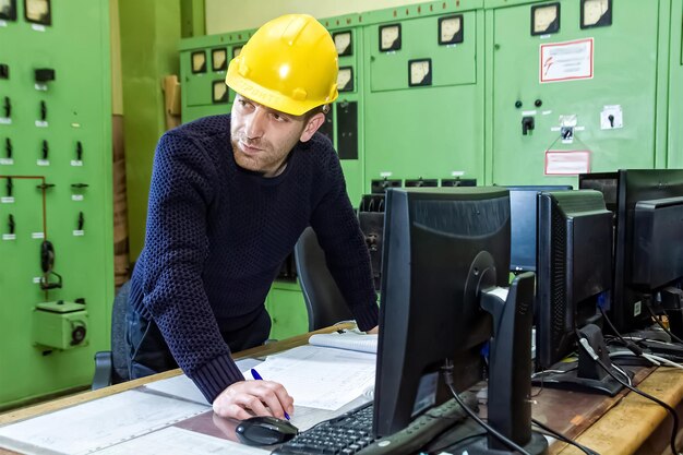 Foto industriearbeiter in der geheimen fabrik arbeiter bei der arbeit arbeiter im arbeitsraum