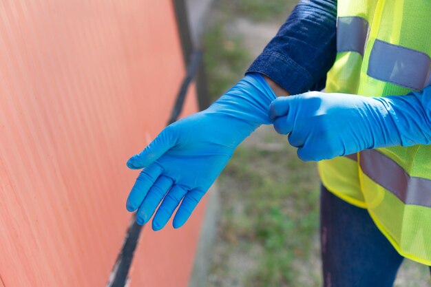 Industriearbeiter zieht Handschuhe an