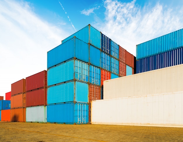 Industriebehälteryard des Logistikimport- und -exportgeschäfts unter dem blauen Himmel