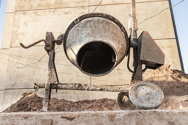 Industriebetonmischer auf einer Baustelle. Vorbereitung von Beton und Mörtel.