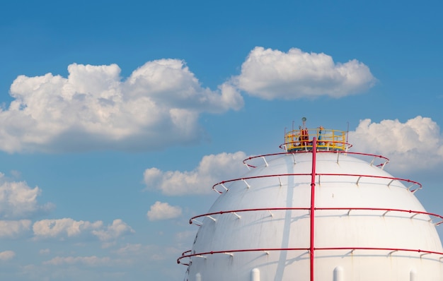 Industriegasspeicher. lng- oder flüssigerdgasspeicher. sphärische gasspeicher in der erdölraffinerie.