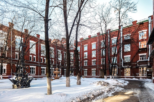 Industriegebäude einer alten Fabrik aus rotem Backstein in Moskau