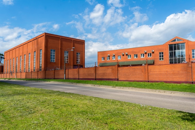 Industriegebäude mit Bürogebäude.