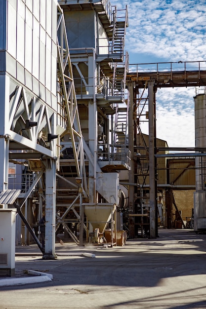 Industriegebäude und Leitern in der Fabrik im Freien