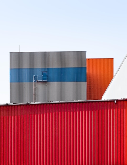 Industriegebäude vor klarem Himmel