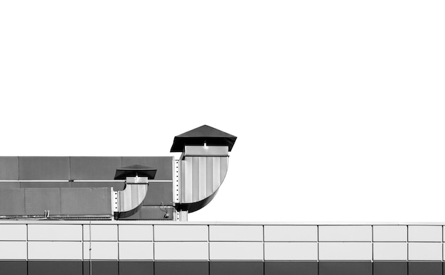 Industriegebäudedach mit Lüftungschornsteinen auf weißem Hintergrund