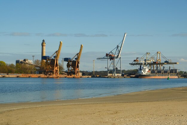 Industriegebiet an der Küste große Kräne im Hintergrund Hafen