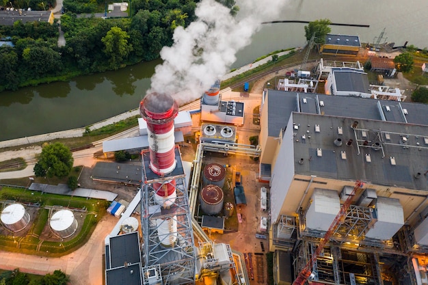 Industriegebiet Breslau - Rauch kommt aus den Schornsteinen des Kraftwerks. Blick von oben, am Abend