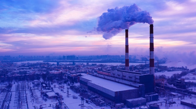 Industriegebiet der Stadt, schädliche Emissionen in die Atmosphäre.