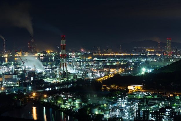 Industriegebiet in Japan bei Nacht