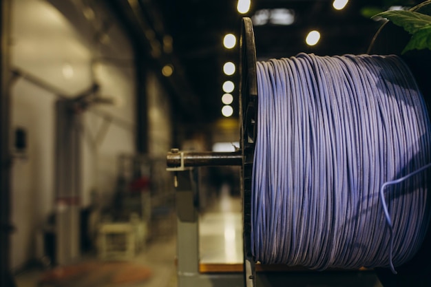 Industrielager Kabelrollen Spulen mit gewickelter Drahtfaser Fragment in einer modernen Fabrik zur Herstellung von Stromkabeln und optischen Fasern Fertigprodukte auf Kabeltrommeln