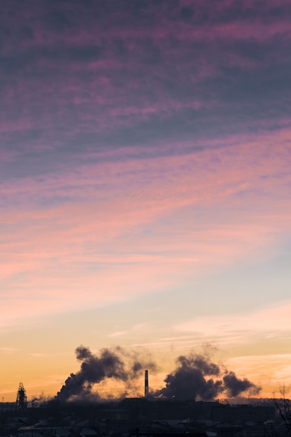 Industrielle Abend vertikale Landschaft