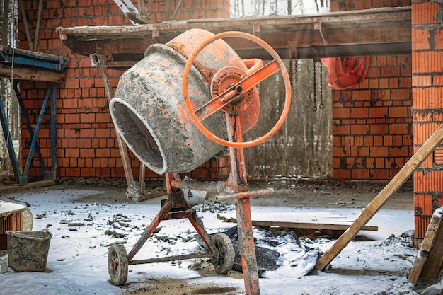 Foto industrielle betonmischer auf der baustelle vorbereitung von beton und mörtel