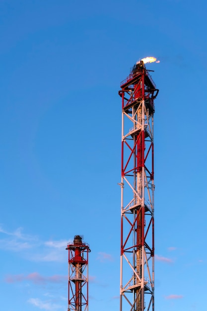 Industrielle Fackel zur Verbrennung von Erdölbegleitgas vor dem Hintergrund des Himmels