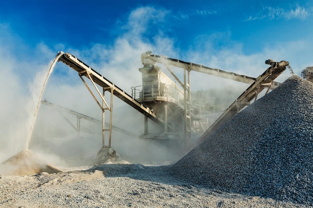 Industrielle Hintergrundbrecher-Steinzerkleinerungsmaschine im Tagebau und in der Verarbeitungsanlage für Schotter, Sand und Kies