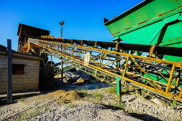 Industrielle Kiesgrube und Sandsteinraffinerie