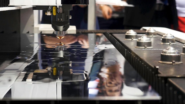Industrielle Lasermaschine zum Schneiden von Metall Robotermechanismus Muster auf der internationalen Ausstellung