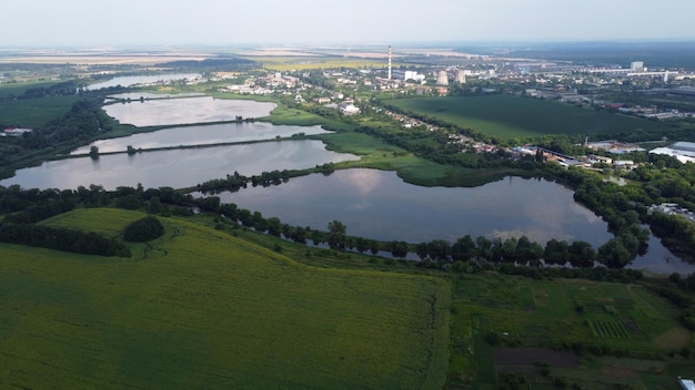 Industrielle Seen für die Fischzucht landwirtschaftliche Farmfelder Industriegebäude